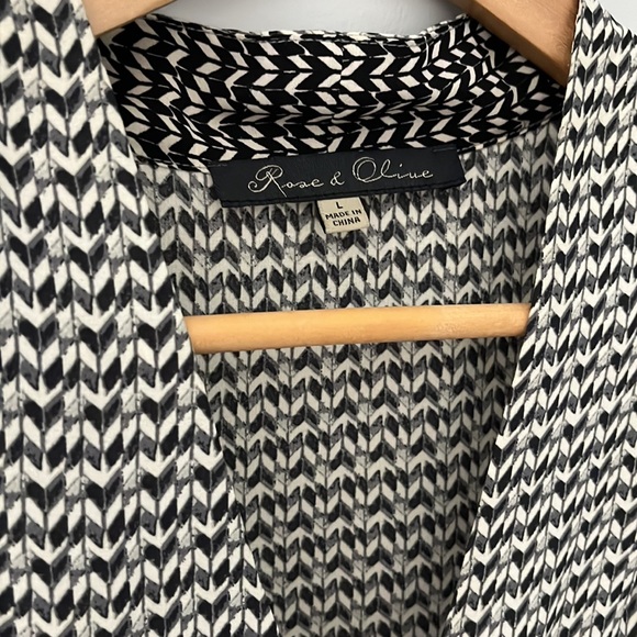 Sleeveless patterned blouse - Picture 2 of 4